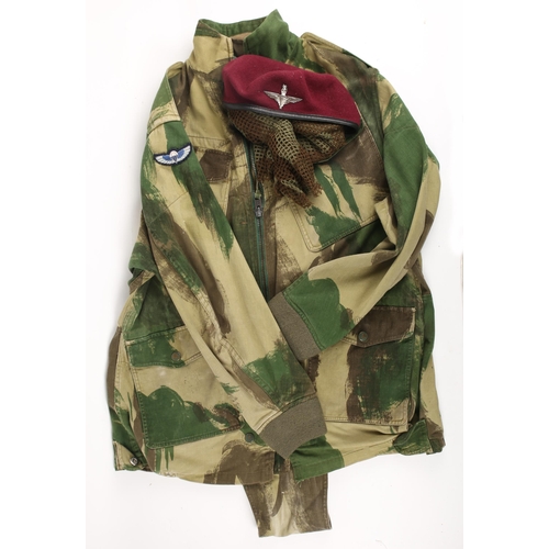 79 - Paratrooper smock, scarf and beret. A 1972-pattern Denison parachute smock, with SAS parachute label... 