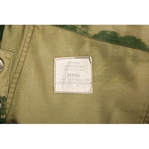 79 - Paratrooper smock, scarf and beret. A 1972-pattern Denison parachute smock, with SAS parachute label... 