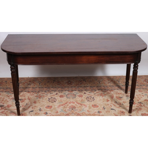 670 - A GEORGIAN MAHOGANY ECONOMY TABLE of rectangular outline with rounded ends on fluted and ring turned... 