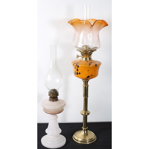 287 - A VINTAGE BRASS AND MOTTLED GLASS OIL LAMP with moulded glass shade above a knopped column on a circ... 