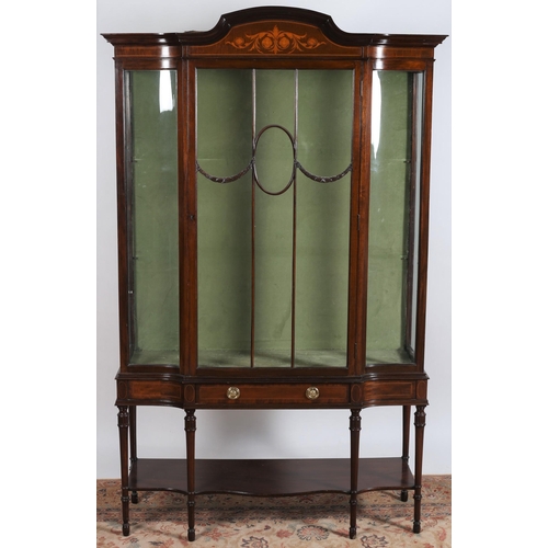 421 - AN EDWARDIAN MAHOGANY AND SATINWOOD INLAID CHINA DISPLAY CABINET the rectangular arched pediment abo... 