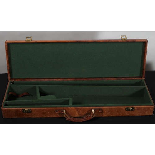 520 - A LEATHER BOUND TRAVELLING GUN CASE with brass clasps 
11cm (h) x 81cm (w) x 21cm (d)