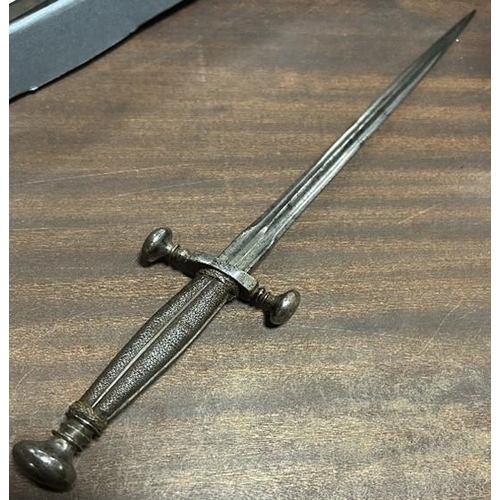 576 - A 17TH CENTURY ITALIAN STILETTO DAGGER, all metal hilt and guard, tapering blade 33cm long