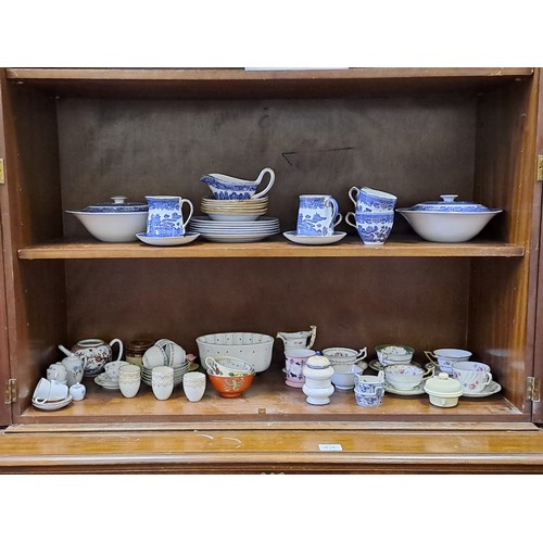 813 - A COLLECTION OF ODD CHINA to include part teasets, willow pattern, part dinner and tea sets, etc.