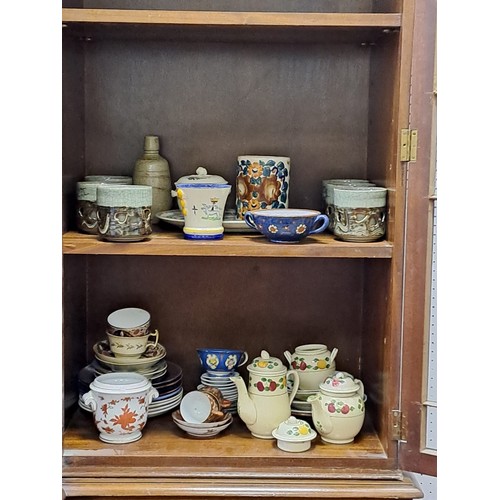 813 - A COLLECTION OF ODD CHINA to include part teasets, willow pattern, part dinner and tea sets, etc.