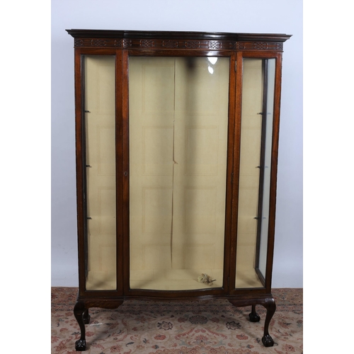 50 - AN EDWARDIAN MAHOGANY CHINA DISPLAY CABINET of serpentine outline the shaped top above a blind fret ... 