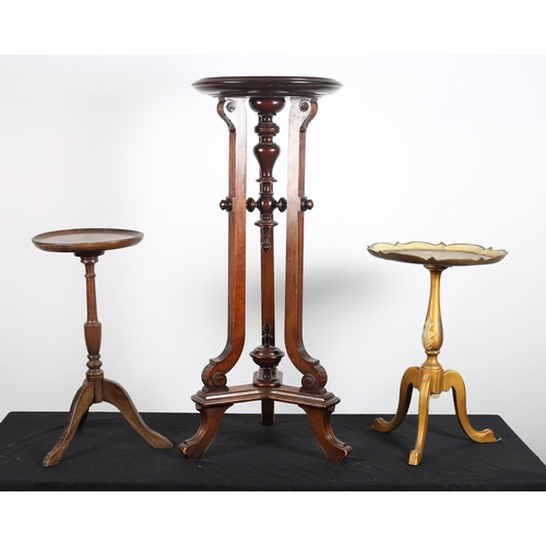 137 - AN EDWARDIAN MAHOGANY JARDINIERE STAND the circular dish top raised on reeded supports and platform ... 