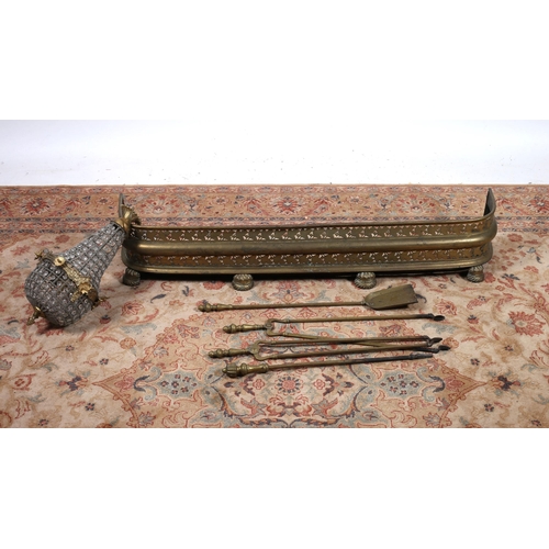 165 - A MISCELLANEOUS COLLECTION to include a 19th century pierced brass fender on lobed bun feet 
22cm (h... 