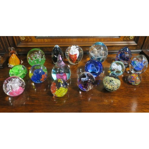 816 - A COLLECTION OF SEVENTEEN MULTI COLOURED GLASS PAPER WEIGHTS to include Caithness Scottish (2), Jerp... 