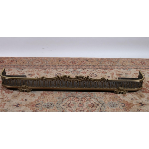 302 - A GOOD CAST BRASS FENDER the serpentine top rail with foliate decoration above a pierced frieze on f... 