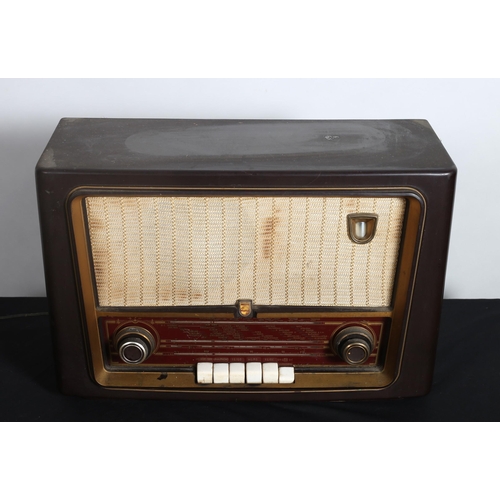 218 - A VINTAGE PYE VALVE RADIO 
33cm (h) x 52cm (w) x 22cm (d)