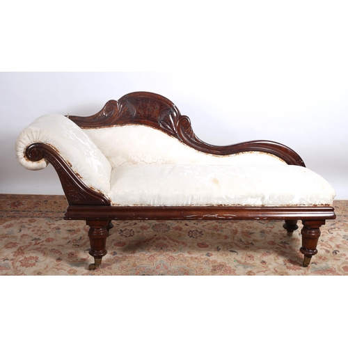 273 - AN EDWARDIAN CARVED MAHOGANY AND UPHOLSTERED CHAISE LONGUE the arched top rail above an upholstered ... 