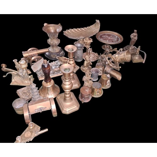 491A - A COLLECTION OF BRASSWARE to include miniature cannons, Trench art, shell shaped dish, two figurines... 