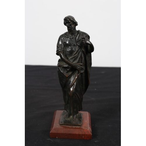 121 - A 19TH CENTURY BRONZE FIGURE modelled as a Roman Emperor shown standing on a veined marble base 
18c... 