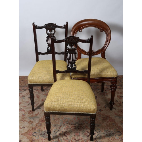 333 - A PAIR OF EDWARDIAN CARVED MAHOGANY SIDE CHAIRS each with an urn shaped splat and upholstered seat o... 