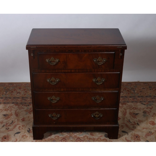 335 - A GEORGIAN DESIGN MAHOGANY BACHELOR'S CHEST the rectangular hinged top above four long graduated dra... 