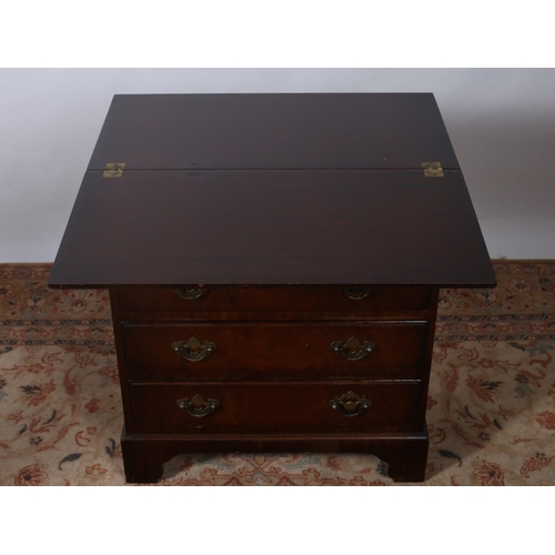 335 - A GEORGIAN DESIGN MAHOGANY BACHELOR'S CHEST the rectangular hinged top above four long graduated dra... 