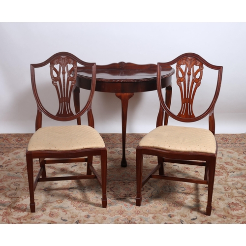 462 - A PAIR OF HEPPLEWHITE STYLE MAHOGANY DINING CHAIRS each with a shield shaped back and pierced vertic... 