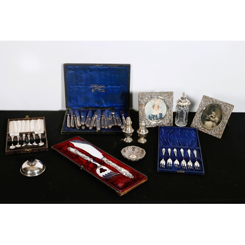 537 - A MISCELLANEOUS COLLECTION to include a pair of silver photo frames (AF), a cut glass and silver lid... 