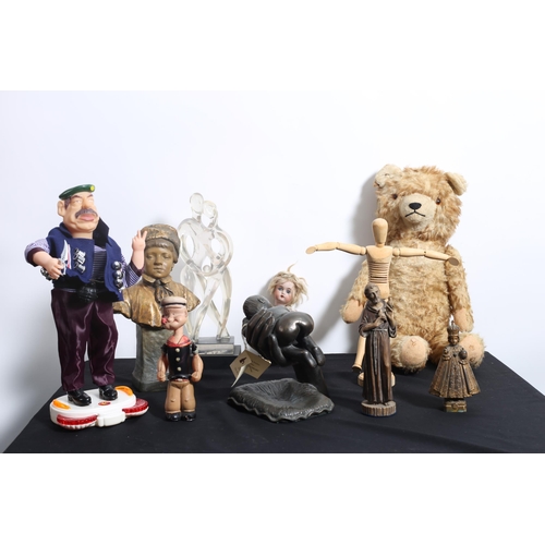 473 - A MISCELLANEOUS COLLECTION OF FIGURES to include a cold cast group by Jenny Rynhart, a vintage glaze... 