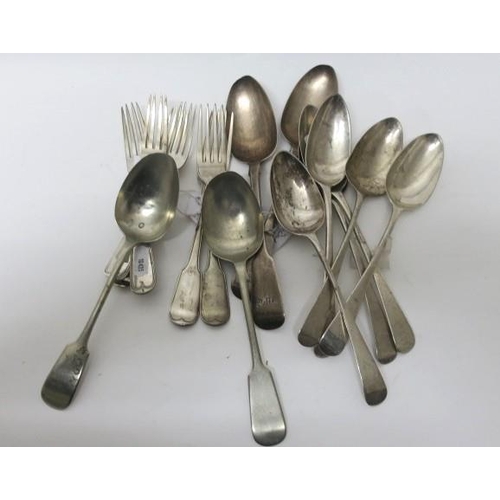 513 - A COLLECTION OF ODD FLATWARE comprising serving spoons, table forks, dinner forks, etc. 
32 troy oun... 