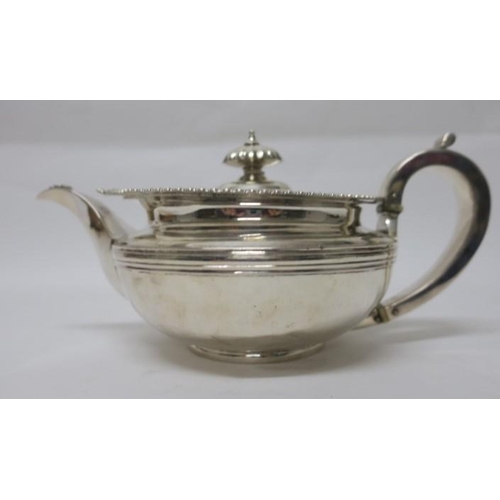 525 - A SILVER TEAPOT London 1818
27 troy ounces