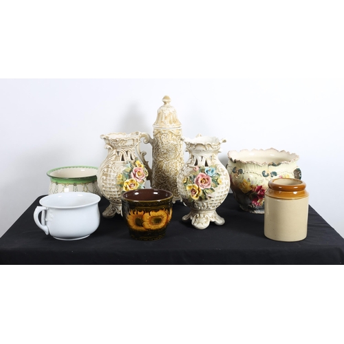 120 - A MISCELLANEOUS COLLECTION OF CHINA to include a Royal Doulton chamber pot, a vintage jardiniere, a ... 