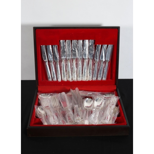 144 - A SIXTY PIECE SHELL PATTERN CANTEEN OF CUTLERY eight place setting in hardwood case