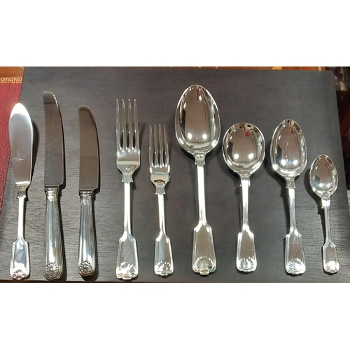 144 - A SIXTY PIECE SHELL PATTERN CANTEEN OF CUTLERY eight place setting in hardwood case