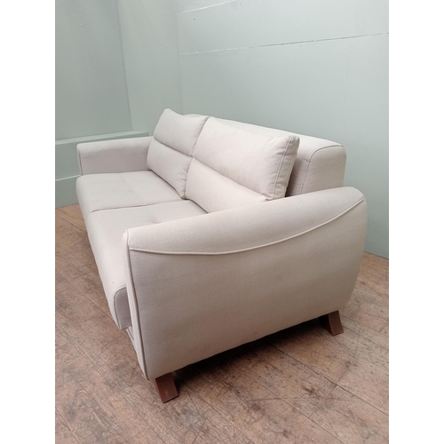 609 - A DESIGNER SETTEE with loose cushions and shaped arms on moulded legs 188cm (w) x 94cm (d)