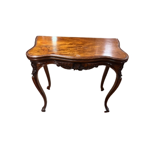 438 - AN EDWARDIAN SATINWOOD FOLDOVER CARD TABLE the serpentine hinged top containing a baize lined interi... 