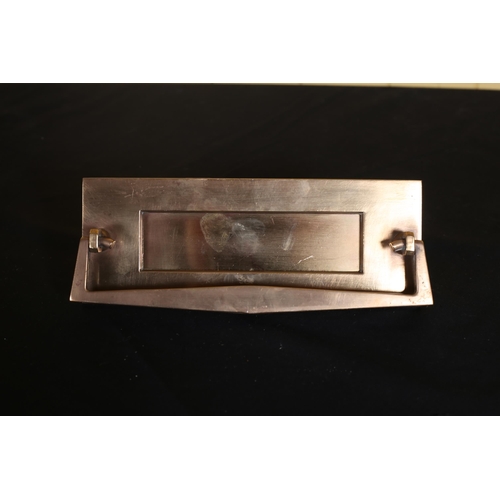 540 - A BRONZE DOOR LETTER FLAP with knocker