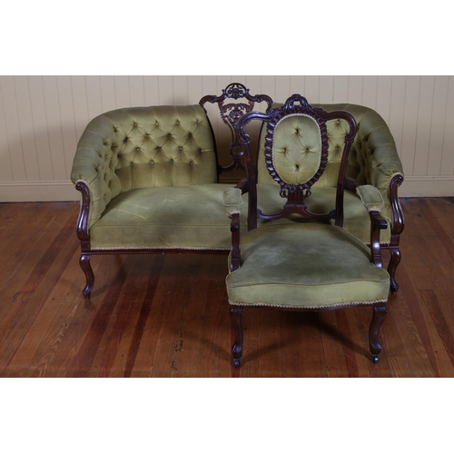 202 - AN EDWARDIAN MAHOGANY AND UPHOLSTERED SETTEE with deep buttoned upholstered back and seat with scrol... 