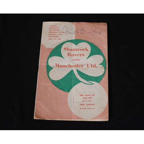 479 - A 1960 SOCCER PROGRAMME Shamrock Rovers v Manchester United 5th April 1960 Signed by the Manchester ... 