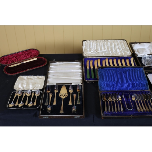 480 - A MISCELLANEOUS COLLECTION to include six silver coffee bean spoons, six plated teaspoons in case, a... 