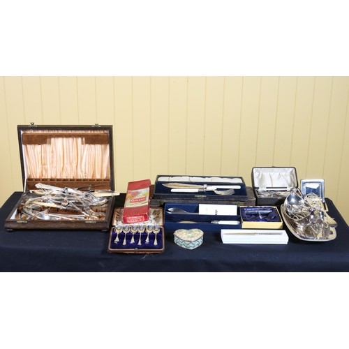 481 - A MISCELLANEOUS COLLECTION to include a pair of fish servers in case, six Sheffield bone handle dinn... 