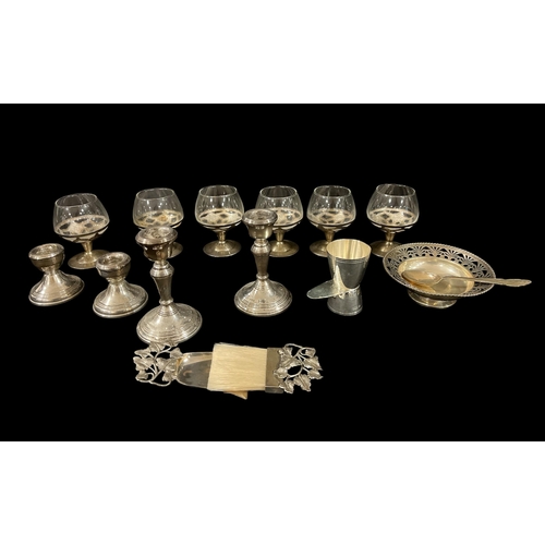 495 - A MISCELLANEOUS COLLECTION to include a pair of silver candlesticks 11cm (h), a silver spirit measur... 