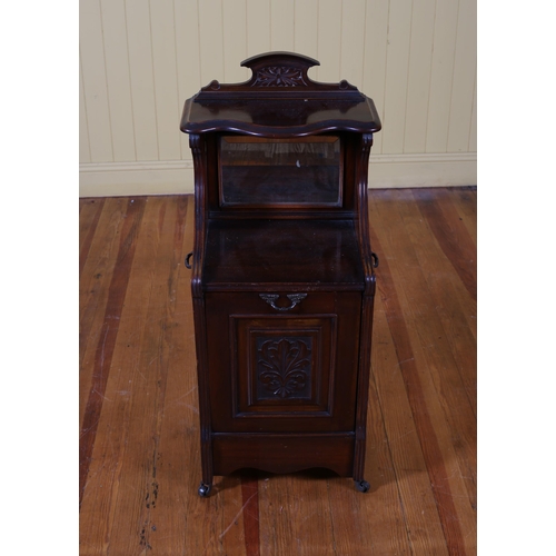 321 - AN EDWARDIAN MAHOGANY FUEL BIN the superstructure with serpentine shaped shelf above an open compart... 