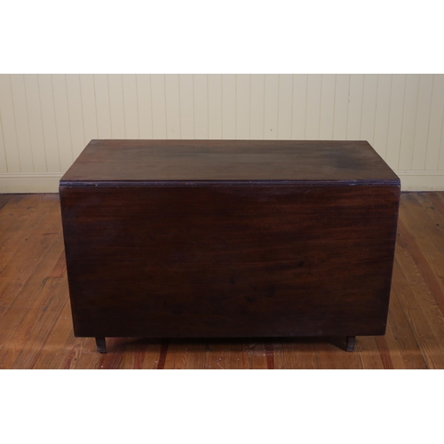 526 - A GEORGIAN MAHOGANY DROP LEAF TABLE the rectangular hinged top on square tapering legs (AF) 73cm (h)... 