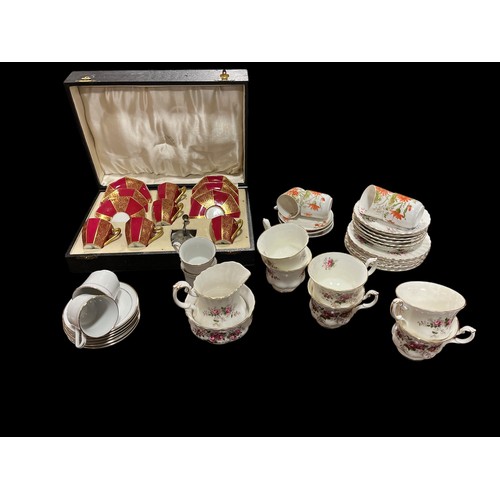 598 - AN ELEVEN PIECE ROYAL DOULTON COFFEE SET the puce and white ground with gilt decoration in presentat... 