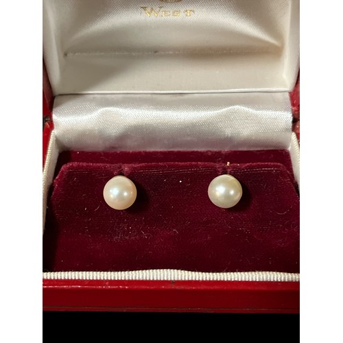 605 - A PAIR OF GOLD AND PEARL STUD EARRINGS