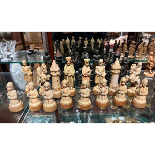 522 - A THIRTY TWO PIECE ITALIAN CHESS SET