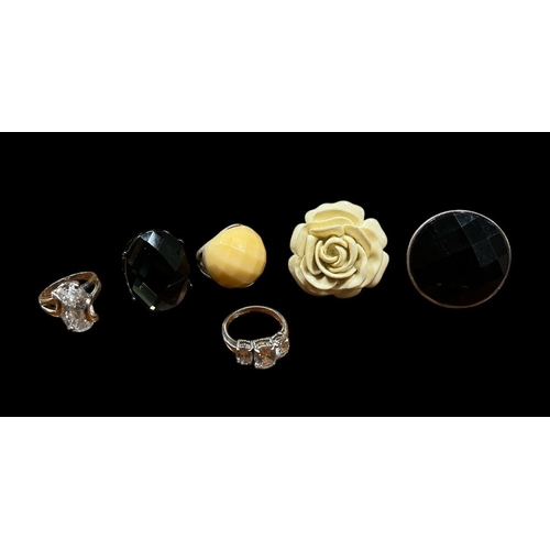 608 - A COLLECTION OF SIX RINGS to include a silver three stone dress ring, a silver plated and jet stone ... 