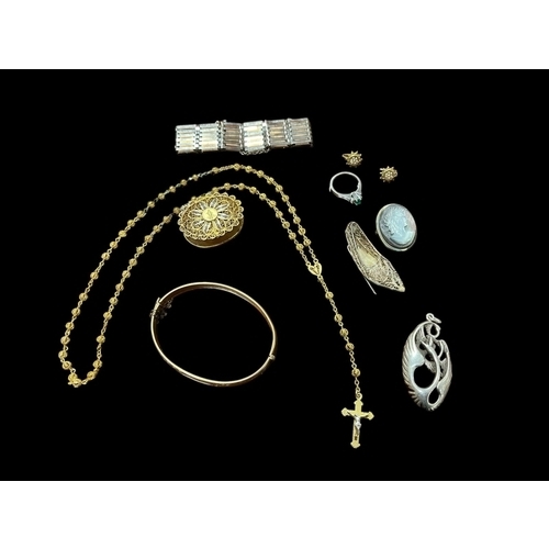 615 - A SILVER GATE LINK BRACELET, an 18ct gold rosary beads in filigree case, a platinum emerald and two ... 