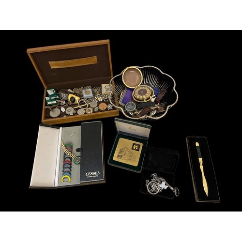 509 - A COLLECTION OF COSTUME JEWELLERY together with A CASSEL LADIES WATCH, A GENT'S SEIKO WRIST WATCH, L... 