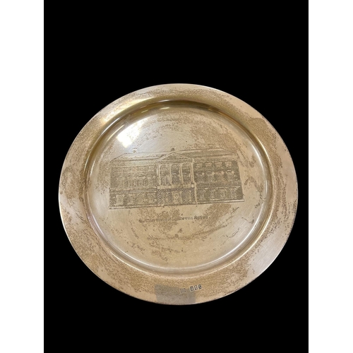 517 - A SILVER COMMEMORATIVE PLATE 'The West Front of Leinster House' 331g