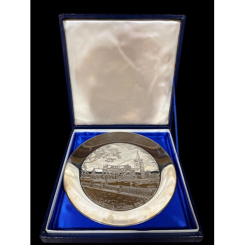 519 - A COMMEMORATIVE SILVER PLATE 'St. Patrick's Cathedral Dublin' 23cm (Dia)