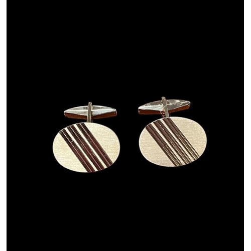 548 - A PAIR OF 18CT GOLD CUFFLINKS