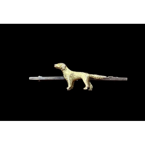 552 - A 9CT GOLD BAR BROOCH DESIGNED AS A SETTER