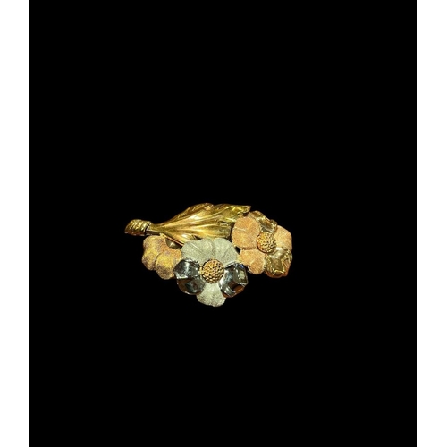 557 - AN 18CT THREE COLOURED GOLD FLOWER BROOCH